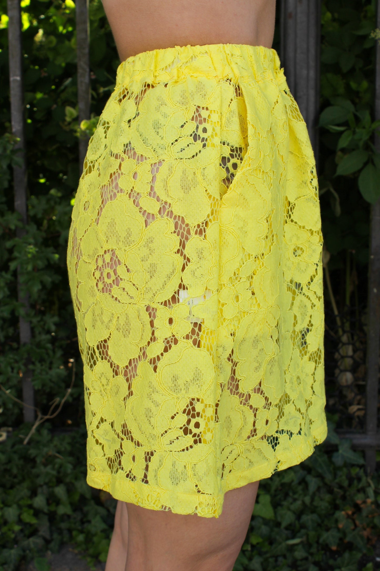 Viktualia Lace Shorts - Screaming Yellow